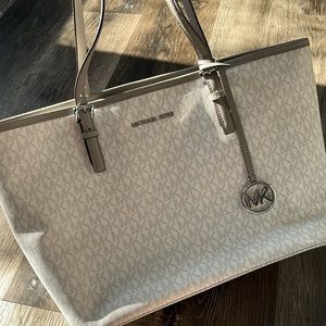 Michael kors tote MK print